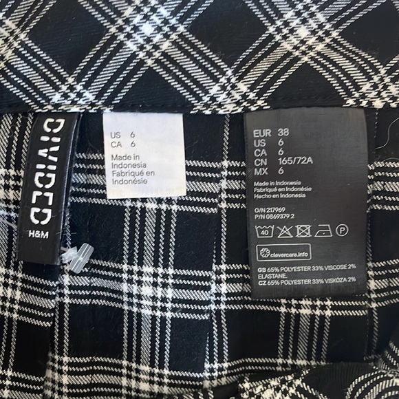 This a plaid black and white skirt from H&M. This is a size 6 - Picture 3 of 3